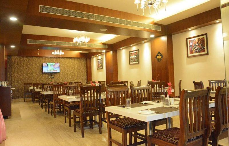 Hotel Eden Roc Bhubaneswar Exteriör bild