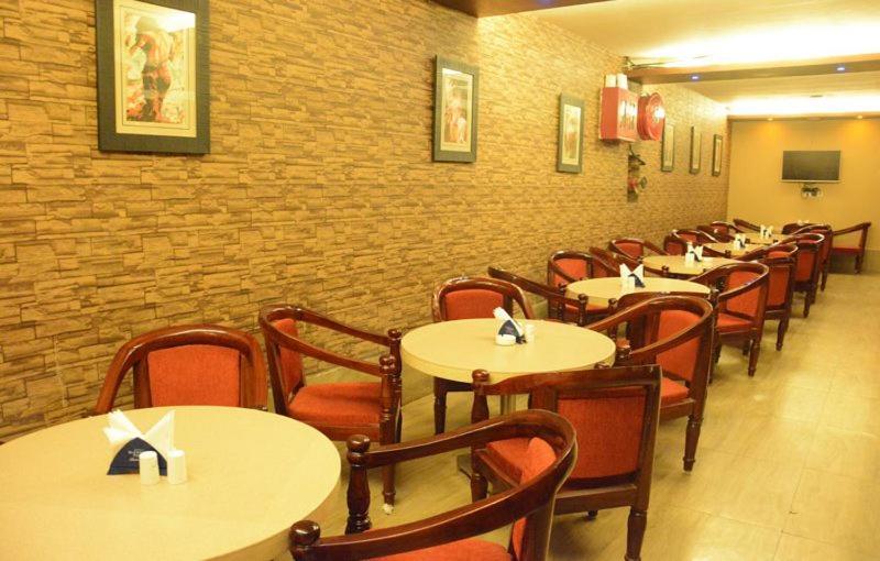 Hotel Eden Roc Bhubaneswar Exteriör bild